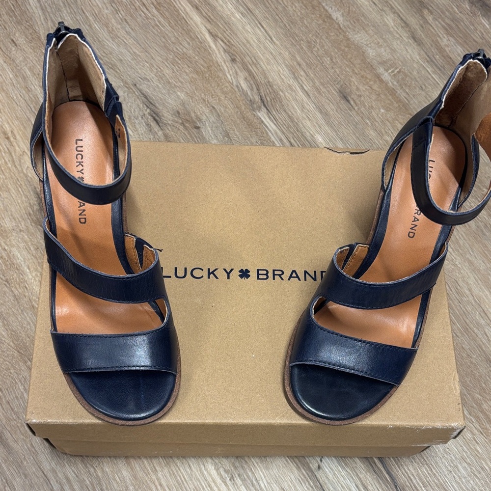 FLASH SALE Lucky Brand Women’s navy blue Strappy Sandals